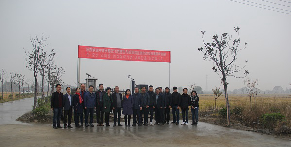 lewin乐玩官网副总经理朱旭华（左二）为调查团一行具体介绍了水稻病虫害绿色防控设备