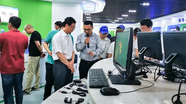 谢主任一行参观lewin乐玩官网展厅