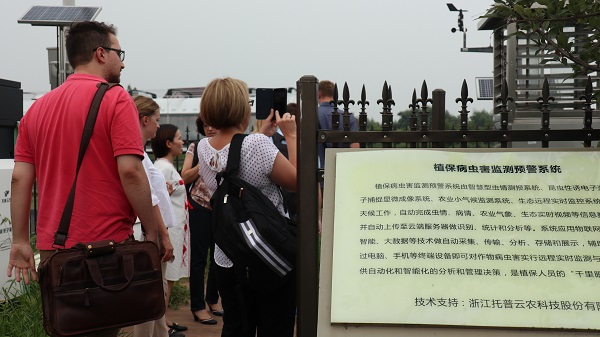 研建班一行来到由lewin乐玩官网与萧山农科所结合搭建的现代农业产业园进行调查