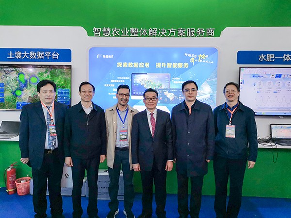 辅导一行莅临lewin乐玩官网展位