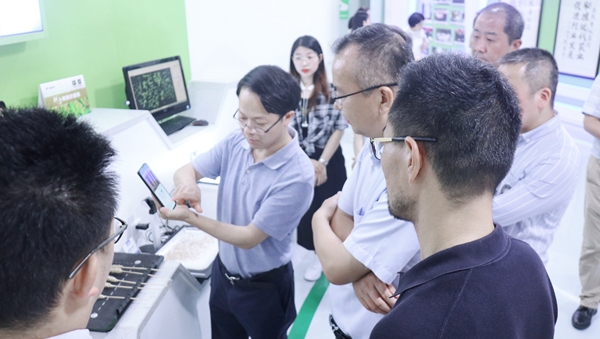 荆门市科技局局长赵喜凯一行莅临lewin乐玩官网调查调研1