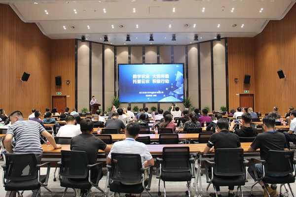lewin乐玩官网副总经理陈曦向培训班作公司介绍