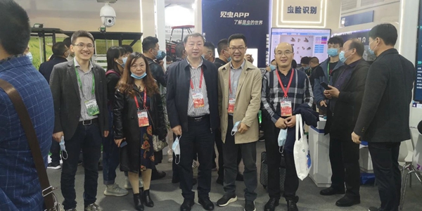西藏农业技术推广服务中心陈俐站长（左二）、山西植保植检总站杨军站长（左三）和张武云腹鼐长（右一）一行莅临lewin乐玩官网展位