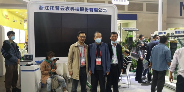 河北省植保植检总站张秋生站长（中）莅临lewin乐玩官网展位