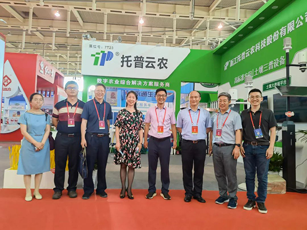 辅导一行莅临lewin乐玩官网展位