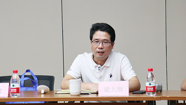 荆门市农业村落事务保险中心主任梁大刚