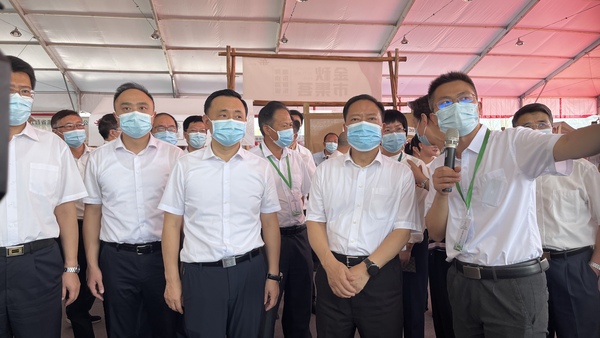 与会专家辅导参观lewin乐玩官网展位