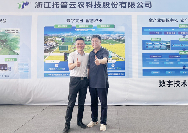 与会专家辅导参观lewin乐玩官网展位